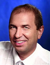 Доктор, специалист по Аюрведе Дмитрий Иванович Скопинцев: «Веды рассматривают Ваджикарану через два составных элемента: секс и любовь. В идеале они синтезируются в единое целое – для создания семьи и продолжения рода они должны соединиться. Человек, управляющий своим телом, может пользоваться им для получения удовольствия. Но если он телом не управляет, то секс превращается еще в одни наручники, в создание энергетических сущностей, питающихся соками человека». Доктор, специалист по Аюрведе Дмитрий Иванович Скопинцев: «Веды рассматривают Ваджикарану через два составных элемента: секс и любовь. В идеале они синтезируются в единое целое – для создания семьи и продолжения рода они должны соединиться. Человек, управляющий своим телом, может пользоваться им для получения удовольствия. Но если он телом не управляет, то секс превращается еще в одни наручники, в создание энергетических сущностей, питающихся соками человека».